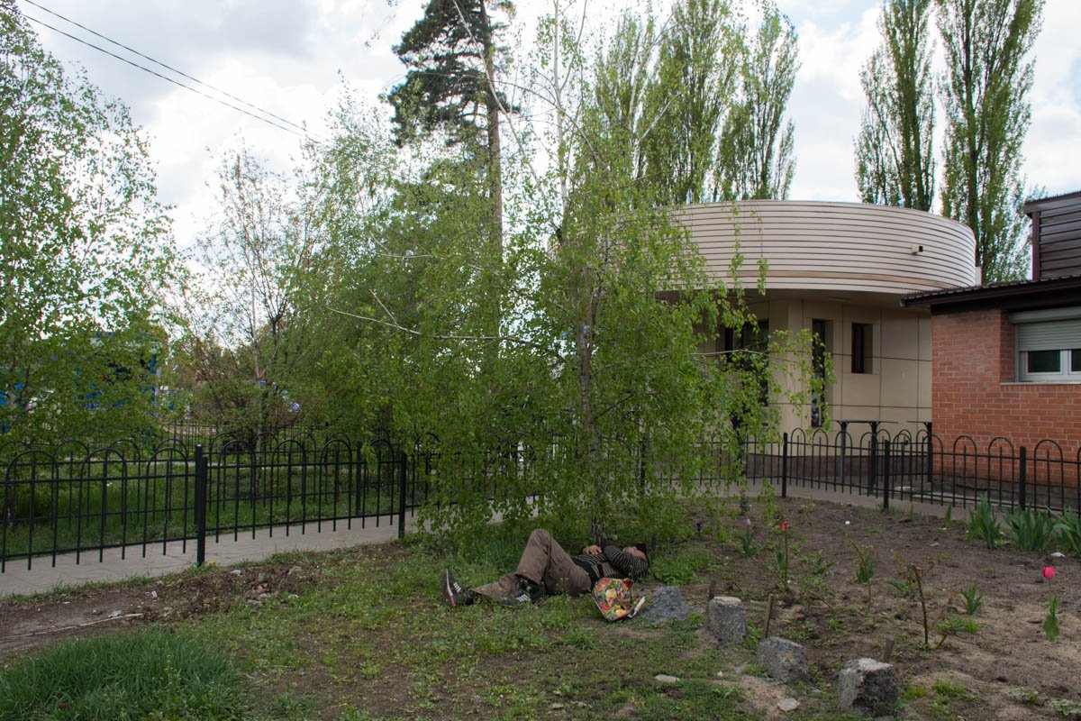 Рядом с местом происшествия "отдыхают" посетители Бистро 