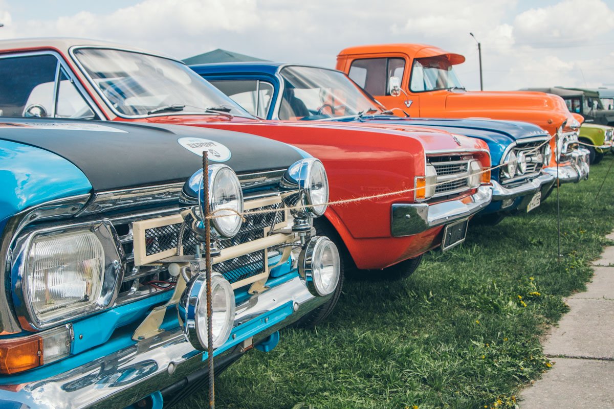 Кроме этого приехало множество раритетных иномарок