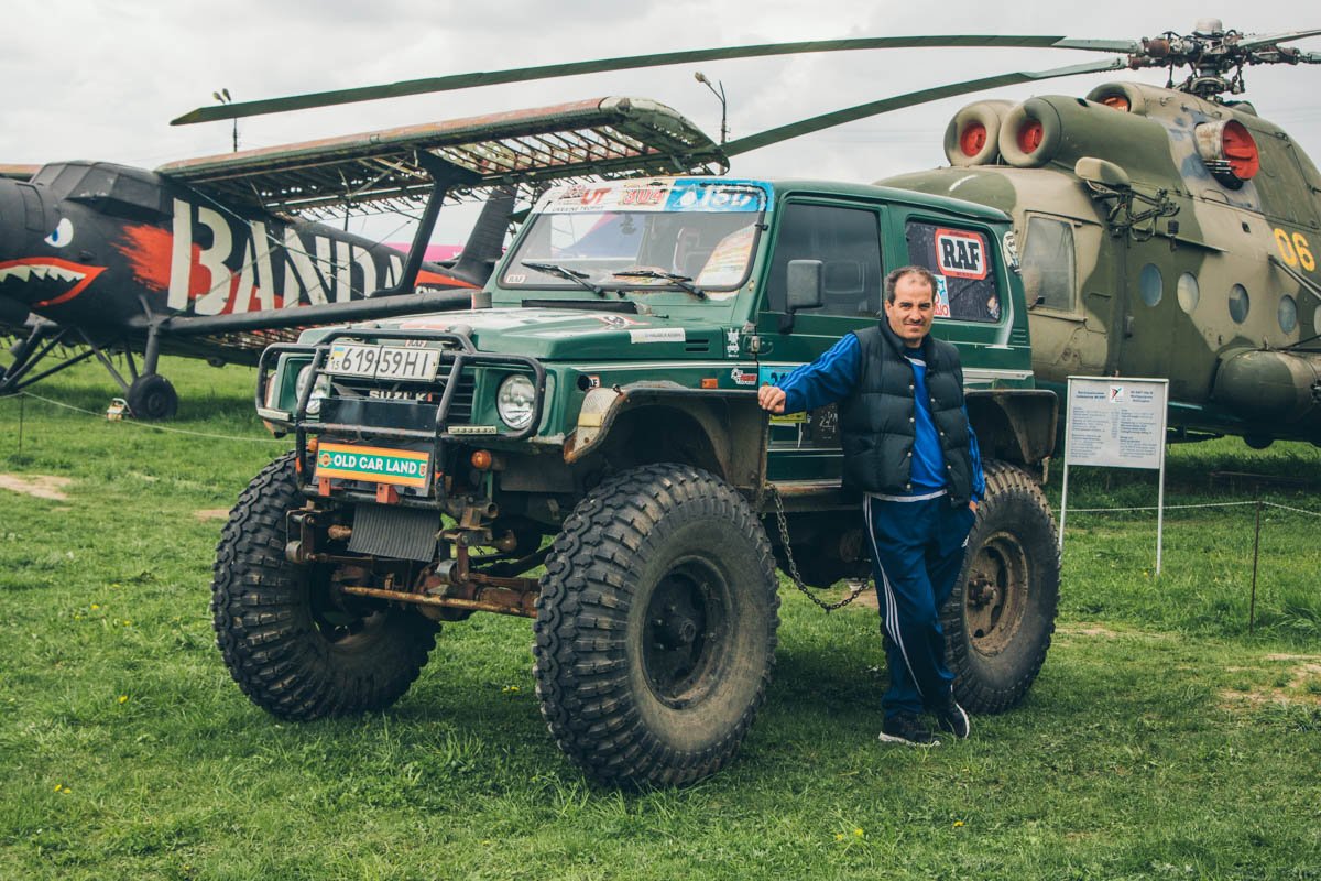 Электромобиль-внедорожник и его владелец Рафик