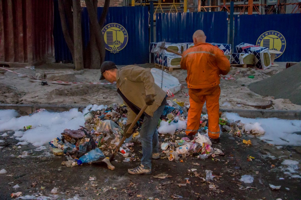 В мусорный бак кто-то выбросил взрывоопасные предметы