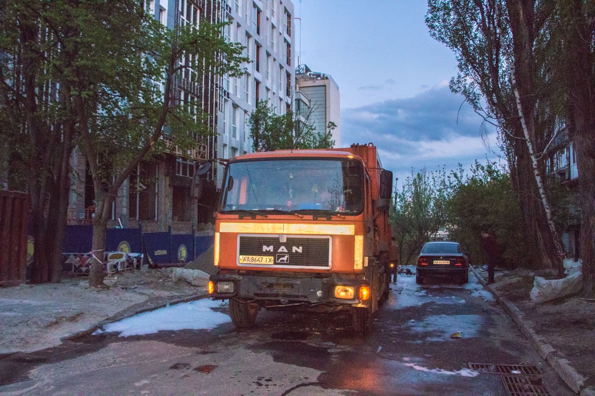 Пожарники потушили огонь пеной