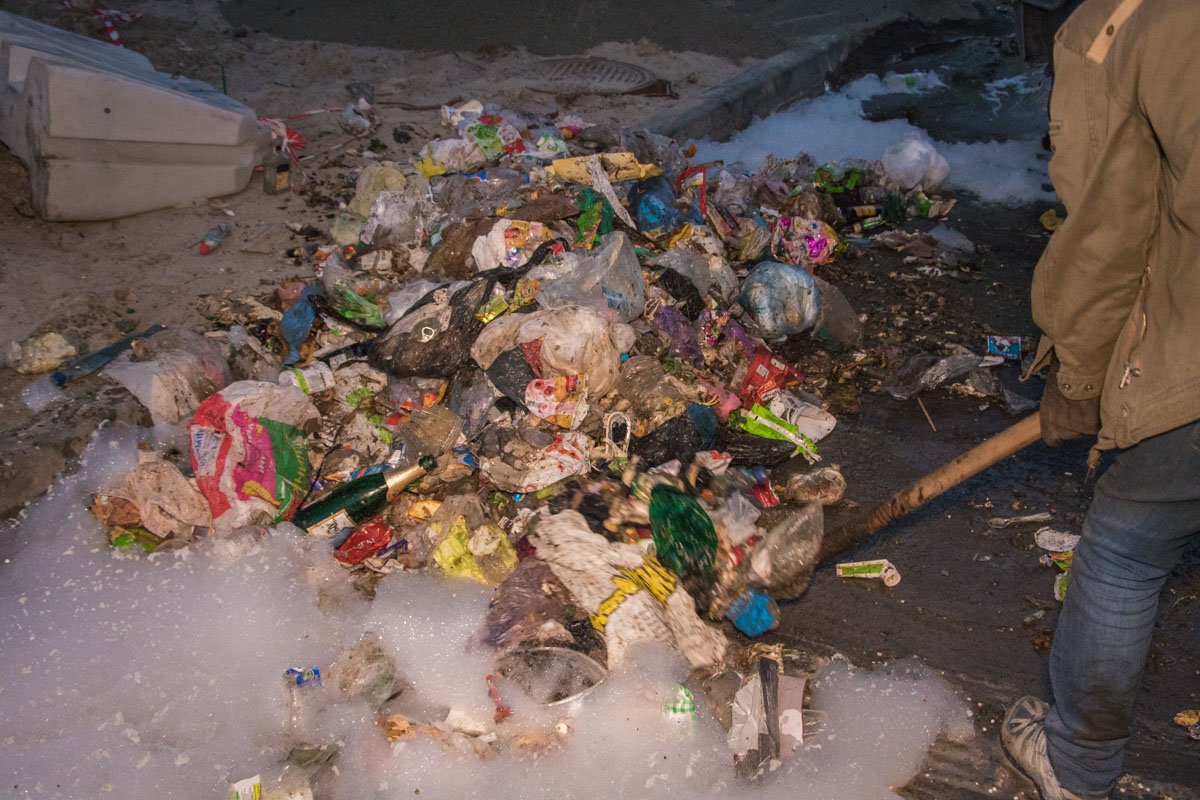 Во время ликвидации возгорания мусор продолжал взрываться