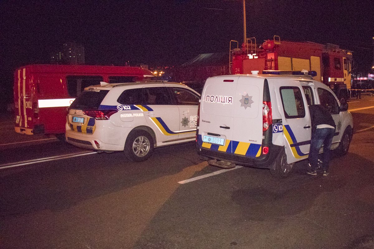 На место происшествия приехали спасатели, медики, полиция и взрывотехники 