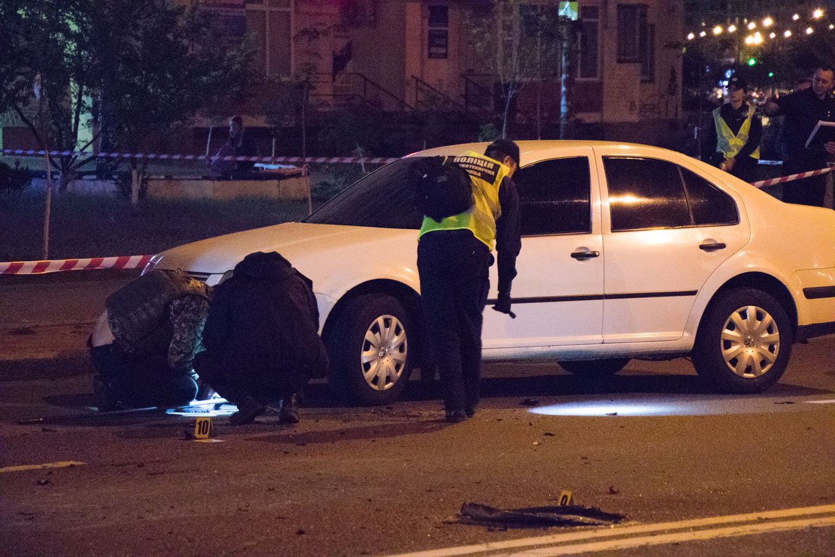 Части автомобиля разлетелись по улице