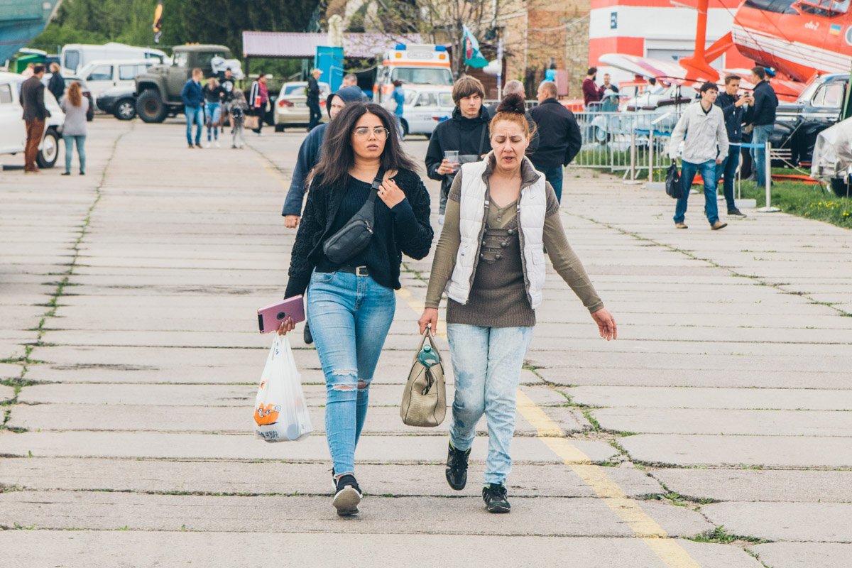 А наша машина в гараже стоит, месяц пешком ходим