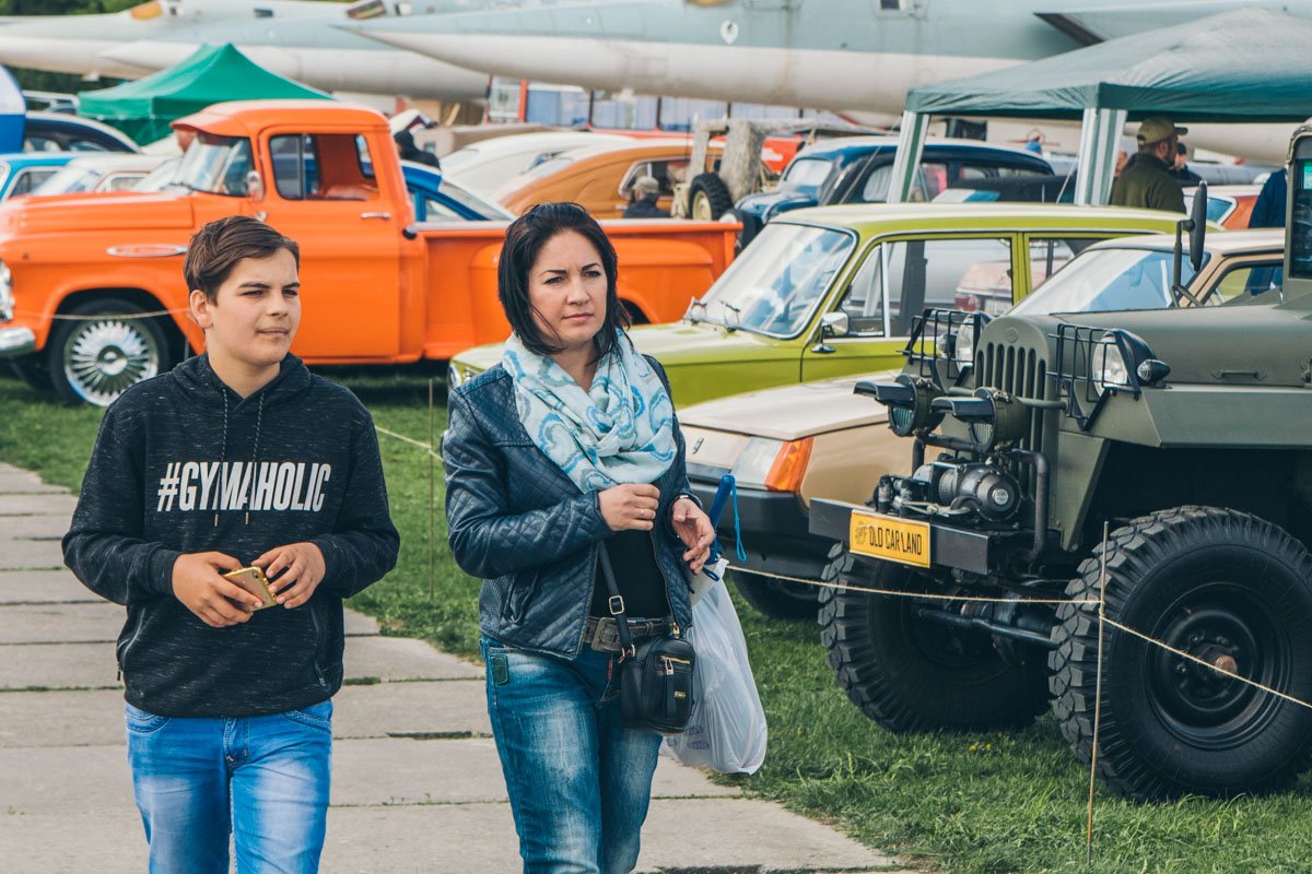 Посмотри-ка на вон тот автомобиль!