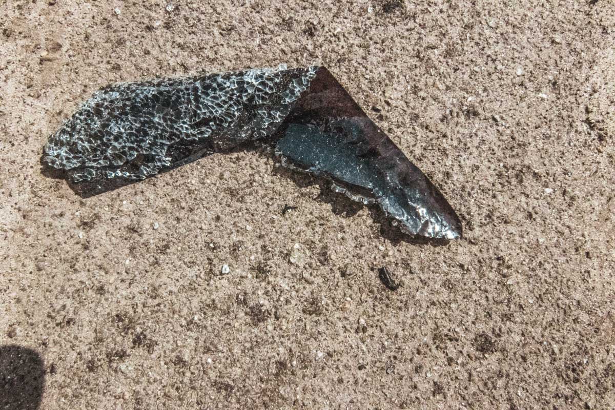 Лишь остатки стекол остались на обочине Лишь остатки стекол остались на обочине