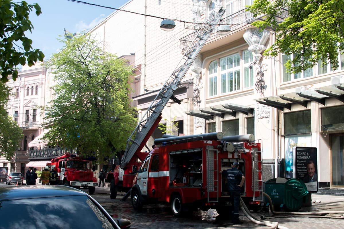 Пожарным понадобился час, чтобы ликвидировать огонь Пожарным понадобился час, чтобы ликвидировать огонь