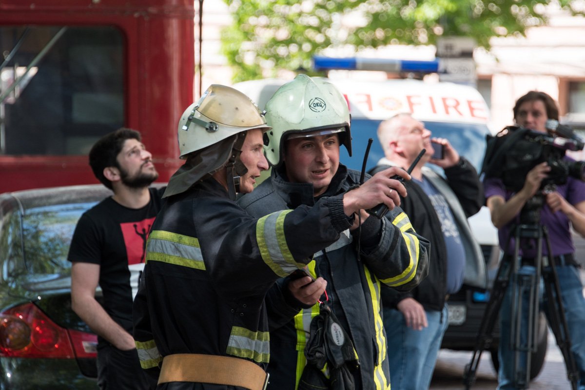 Сотрудники ГСЧС развернули штаб под горящим домом Сотрудники ГСЧС развернули штаб под горящим домом