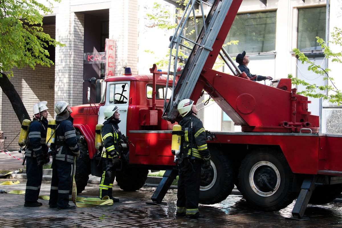Пожарные использовали вышку Пожарные использовали вышку