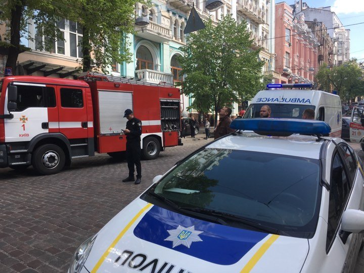 На месте работают пожарные, полиция и медики. На месте работают пожарные, полиция и медики.