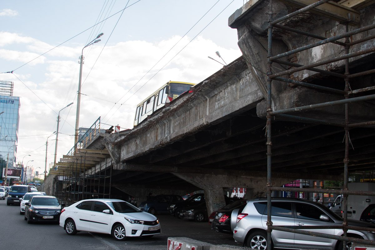 В некоторых местах аварийность моста зашкаливает 