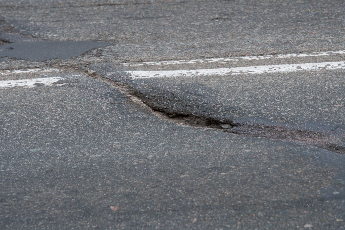 Дорожное покрытие моста тоже желает ждать лучшего