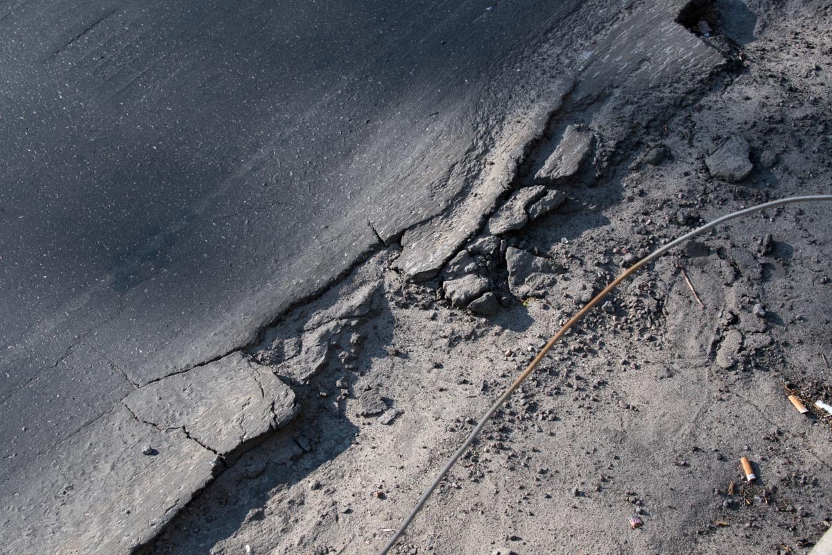 На обочине металлические прутья торчат из самой конструкции 