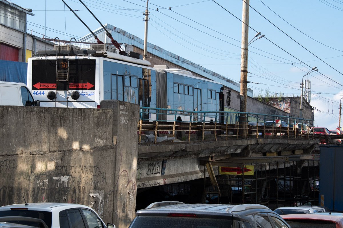 Ремонт путепровода, по словам автомобилистов, усугубит пробки в городе, но это вынужденная мера