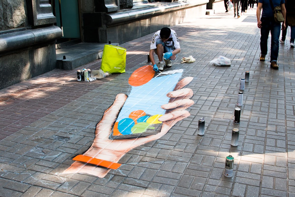 Цветное граффити привлекает внимание прохожих
