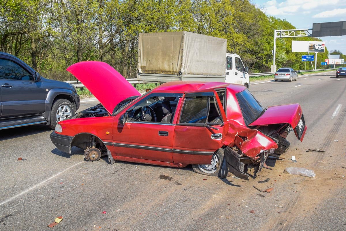 Hyundai остановился из-за поломки автомобиля Hyundai остановился из-за поломки автомобиля