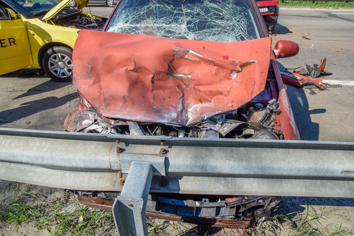 Kalina протаранила Hyundai и влетела в отбойник Kalina протаранила Hyundai и влетела в отбойник