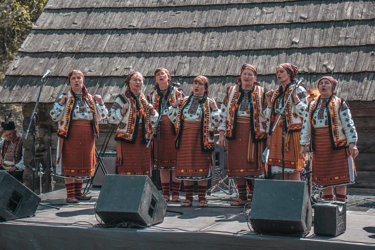 Пели песни и играла гуцульская музыка Пели песни и играла гуцульская музыка