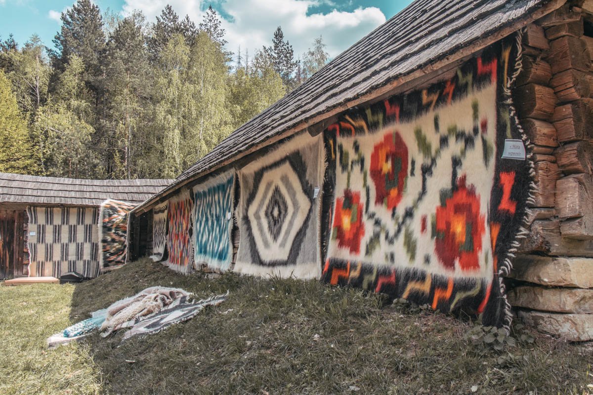 На продажу выставили настоящие гуцульские изделия На продажу выставили настоящие гуцульские изделия