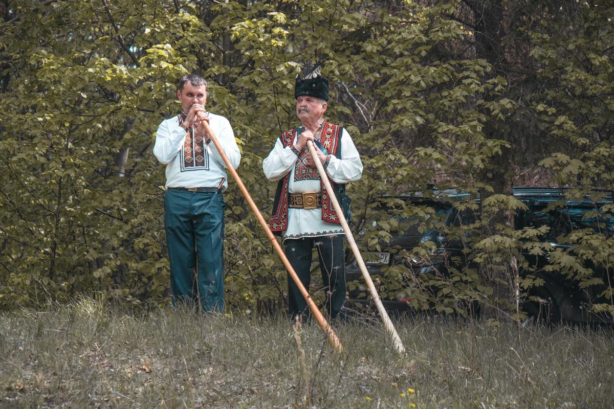 По всей территории раздаются зажигательные ритмы гуцульской музыки По всей территории раздаются зажигательные ритмы гуцульской музыки
