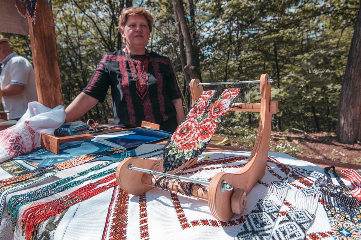 Посетителей зовут приобрести настоящие карпатские изделия Посетителей зовут приобрести настоящие карпатские изделия