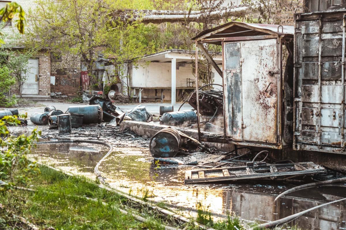 Горели бочки из под лакокрасочных материалов и металлическая кладовая Горели бочки из под лакокрасочных материалов и металлическая кладовая
