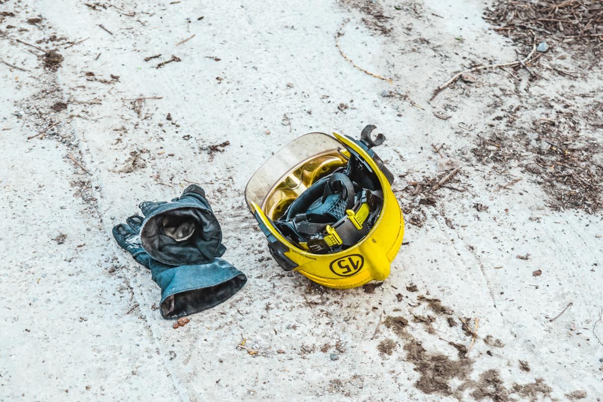 Огонь ликвидировать при помощи 3 рукавных линий Огонь ликвидировать при помощи 3 рукавных линий