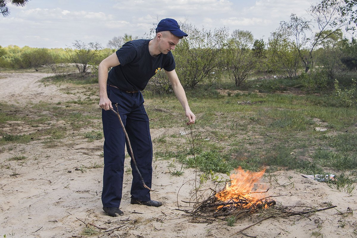 Желающим показали, как правильно разводить костер Желающим показали, как правильно разводить костер