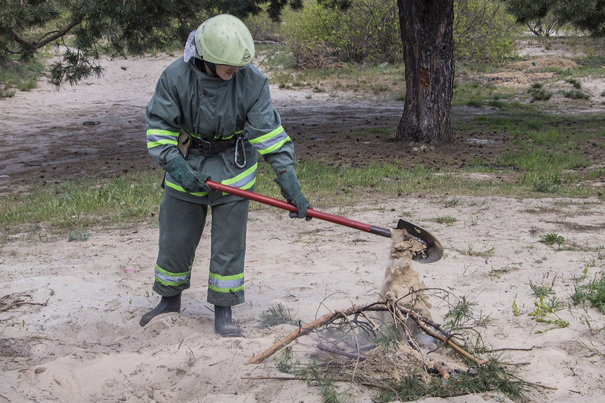 И главное запомнить, как правильно тушить огонь И главное запомнить. как правильно тушить огонь