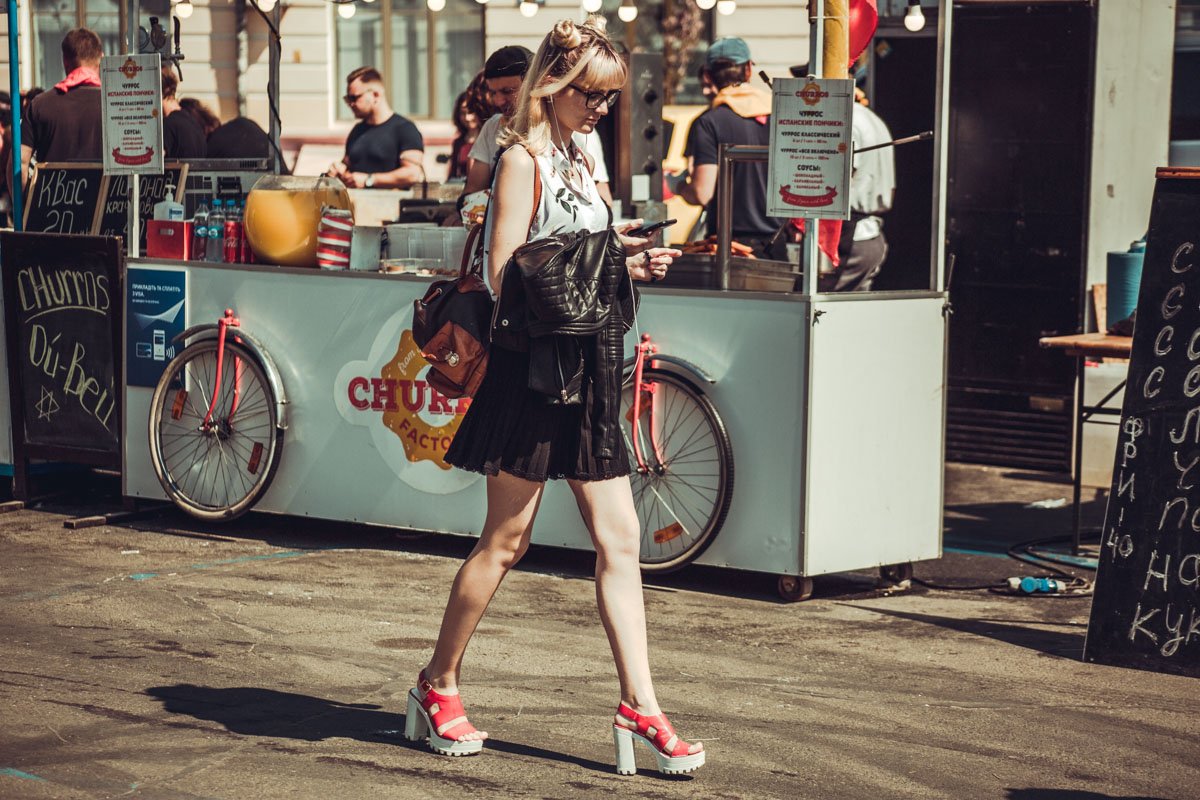 Девушки переодеваются в легкие наряды Девушки переодеваются в легкие наряды