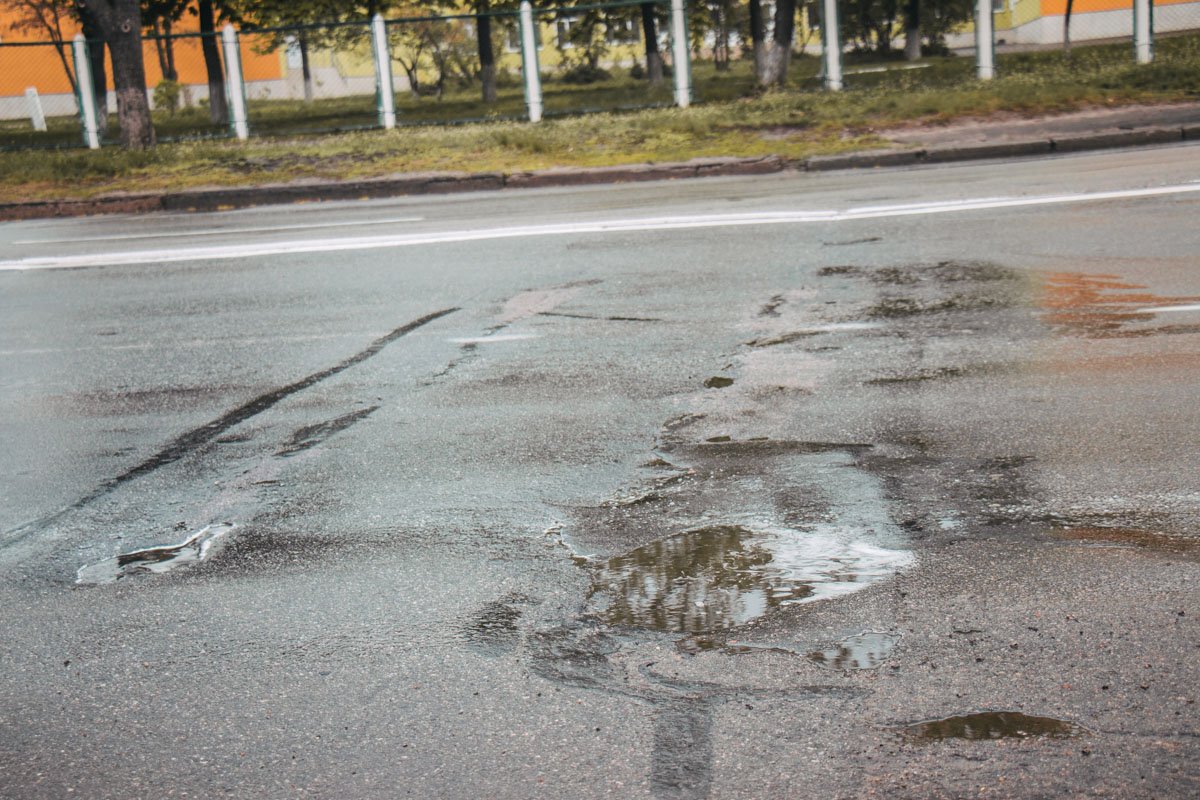Но местами бугры, латки, выбоины, битое полотно 