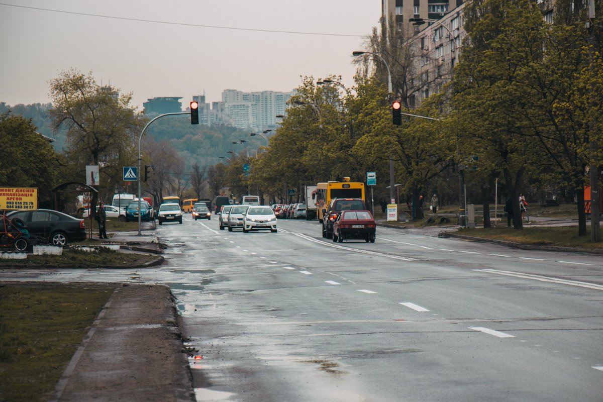 Даже на таком расстоянии видны бугры и волны на дороге