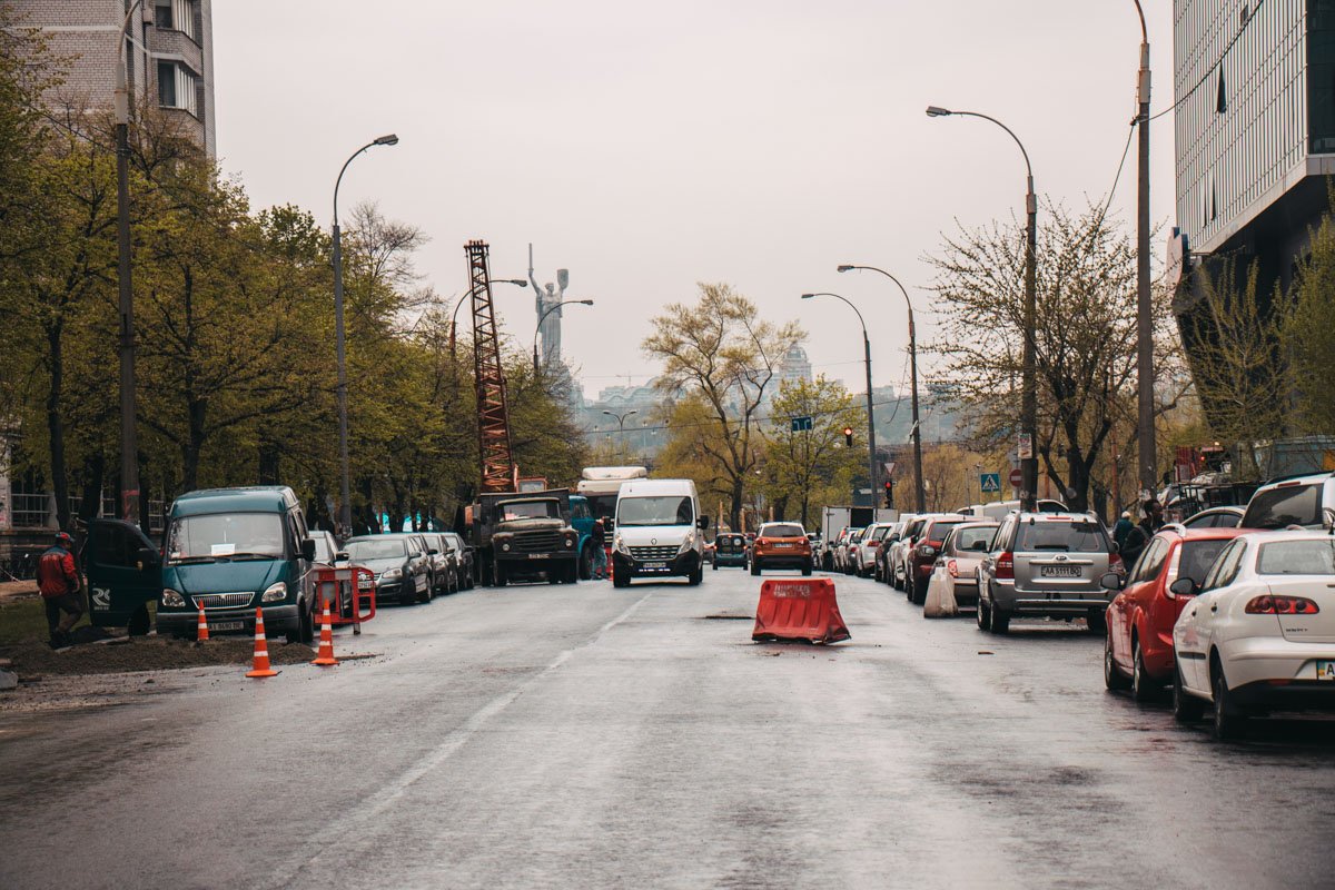 А кое-где на улице подлатывать приходится 
