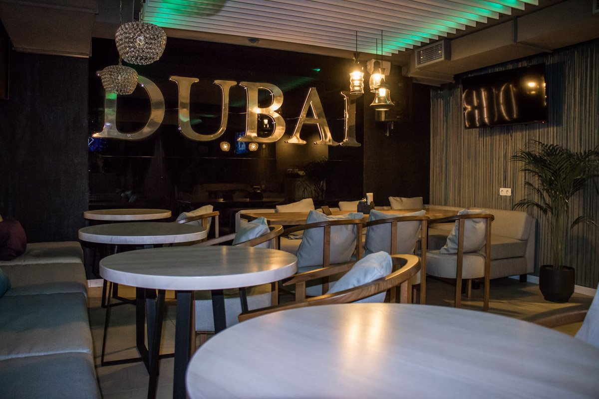 Обслуживание - хорошее и заказ приносят быстро