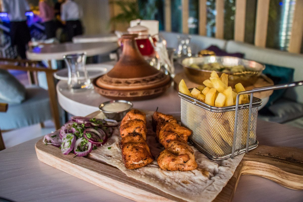 Самый обычный куриный шашлык оказался сочным и вкусным 