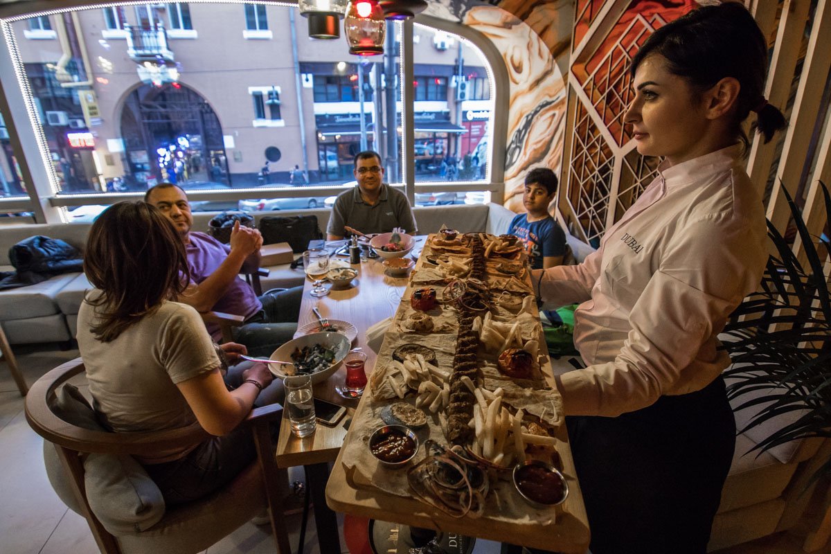 Персонал с удовольствием разъяснит позиции из меню