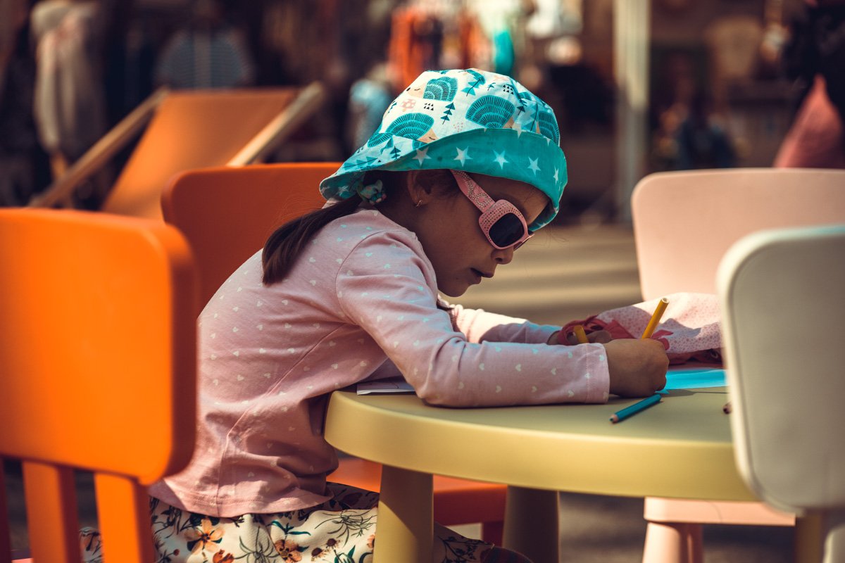 Детишки могли порисовать в специальных зонах Детишки могли порисовать в специальных зонах