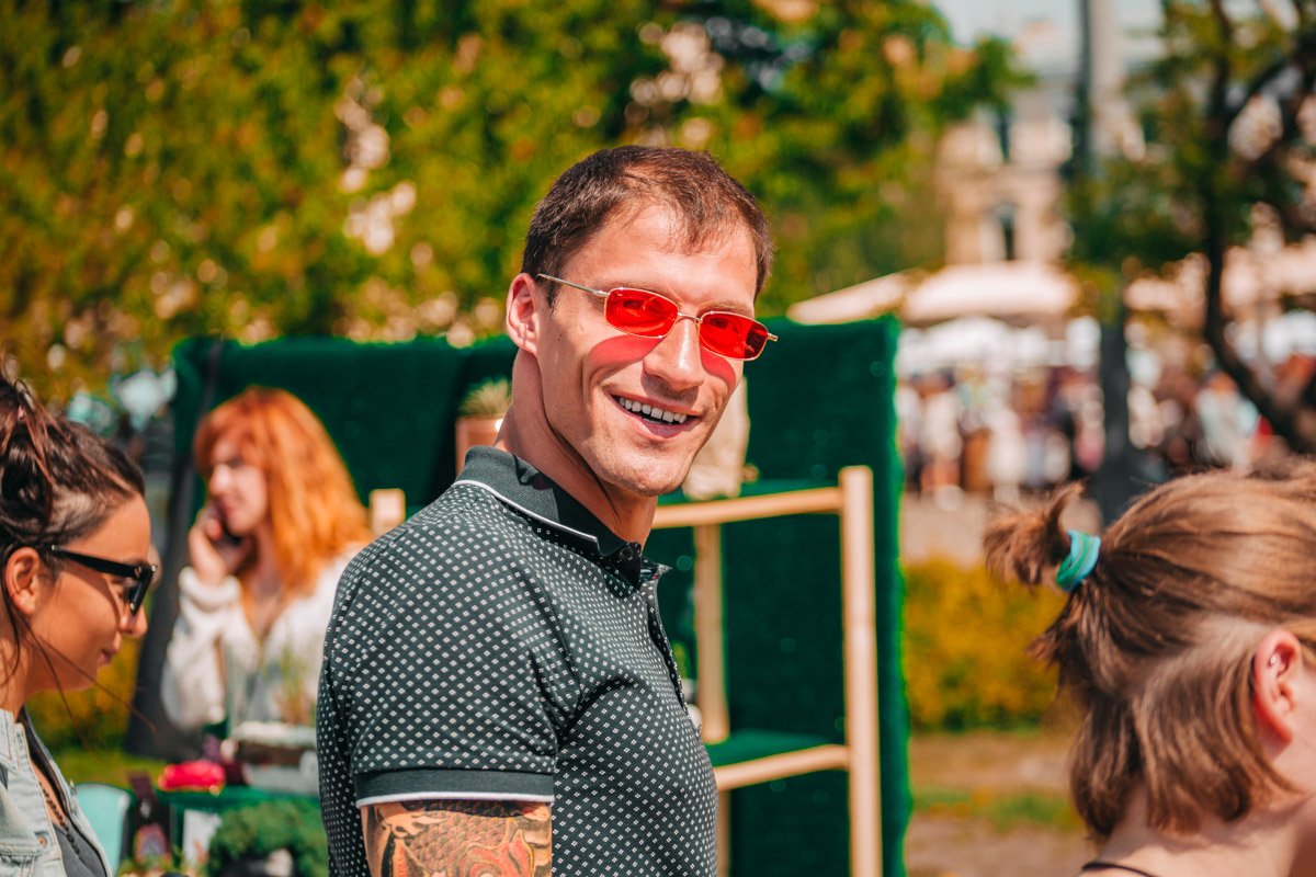 С красным стеклом, почему бы и нет С красным стеклом, почему бы и нет