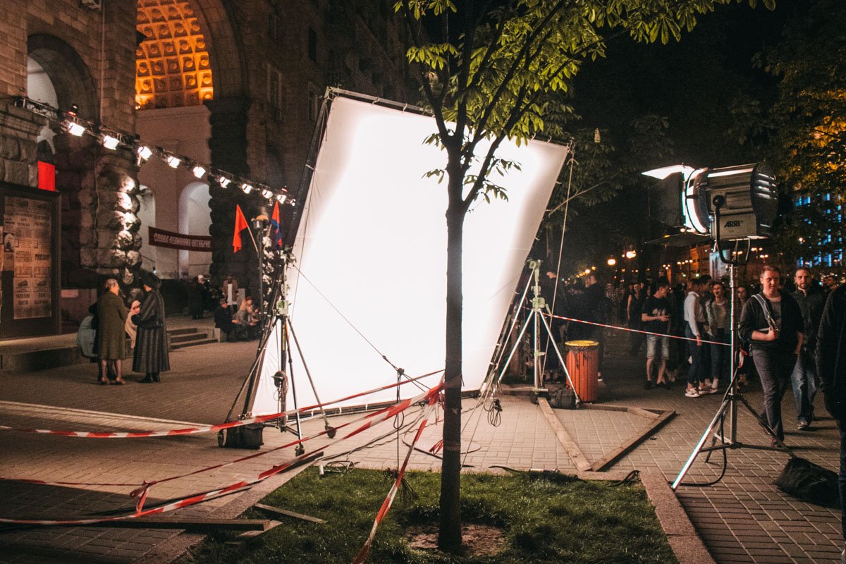 Около 20:00 29 апреля началась установка декораций