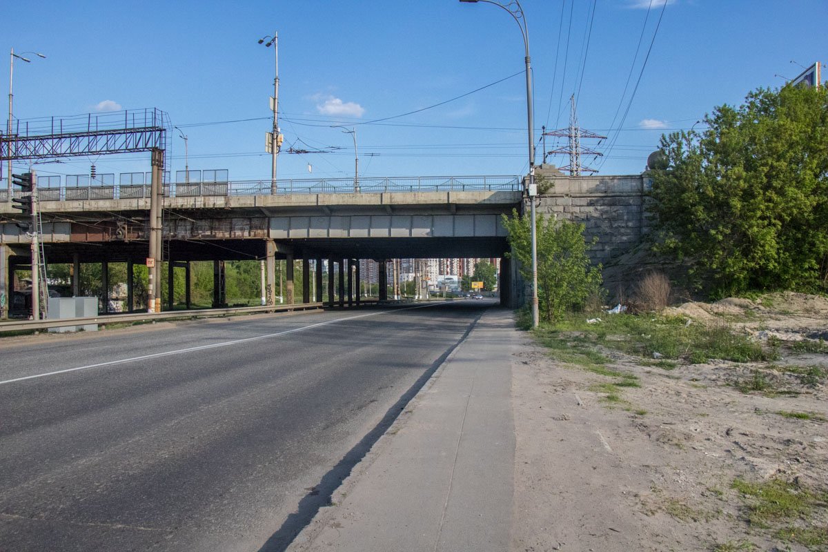 Пешеходная зона нуждается в благоустройстве. Как и придорожная территория Пешеходная зона нуждается в благоустройстве. Как и придорожная территория