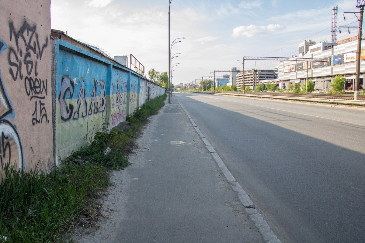 Вид у тротуара немного заброшенный Вид у тротуара немного заброшенный