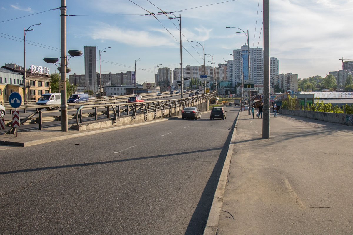 Хотя покрытие на тротуарах в удовлетворительном состоянии Хотя покрытие на тротуарах в удовлетворительном состоянии