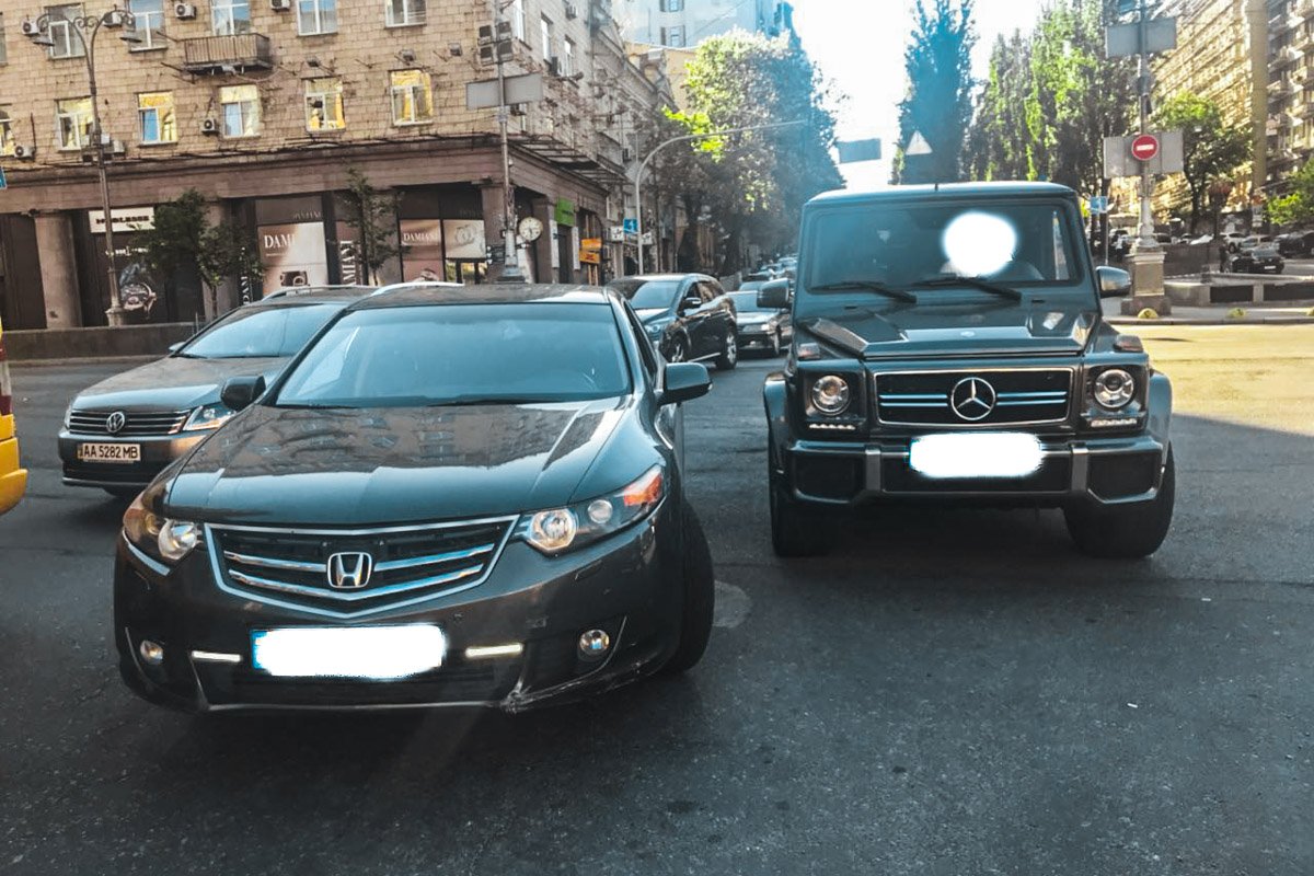 Honda Найема и Gelandewagen нападавших. Фото, предоставленное Информатору Мустафой Найемом Honda Найема и Gelandewagen нападавших. Фото, предоставленное Информатору Мустафой Найемом