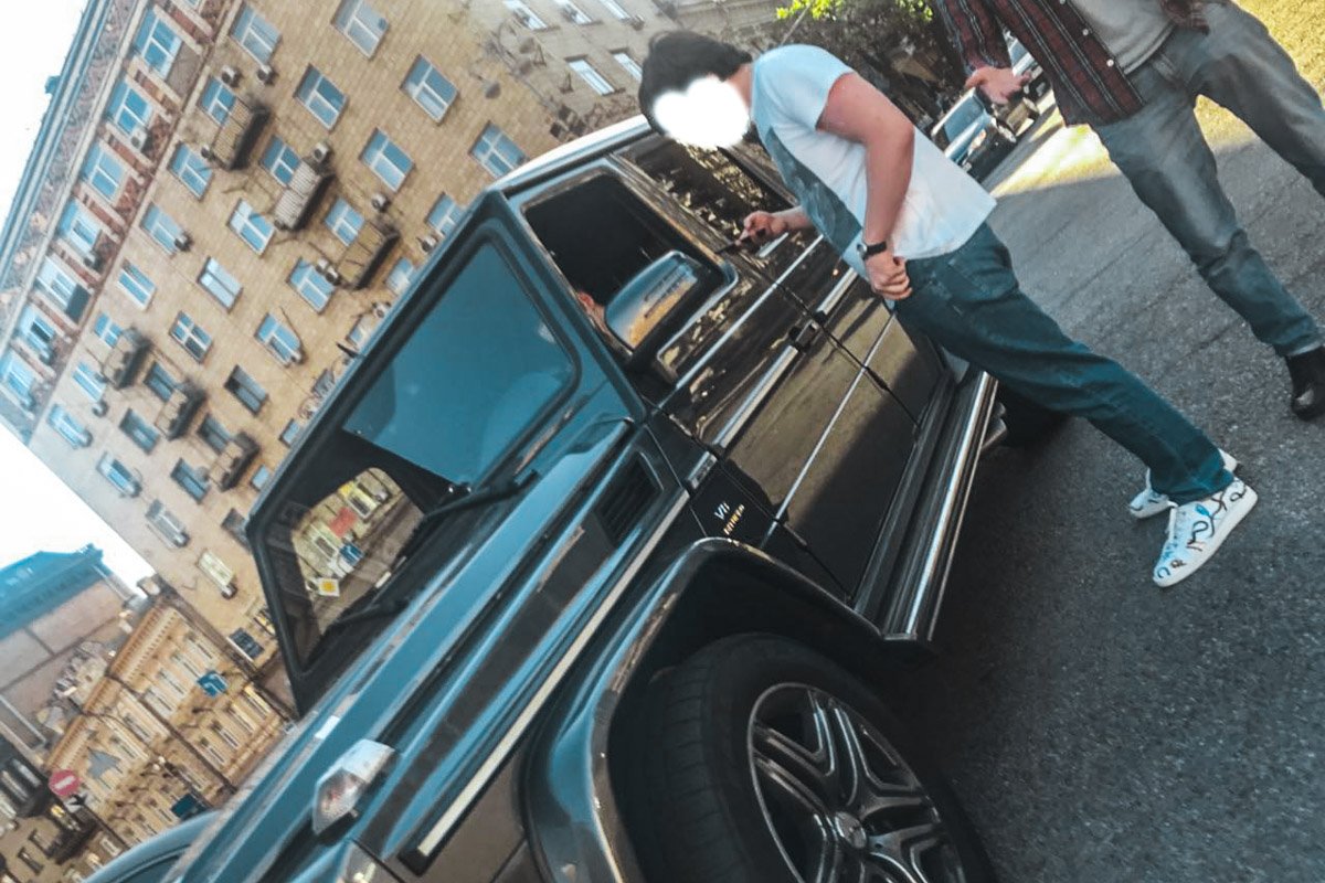 Один из тех, кто вышел из Gelandewagen Один из тех, кто вышел из Gelandewagen