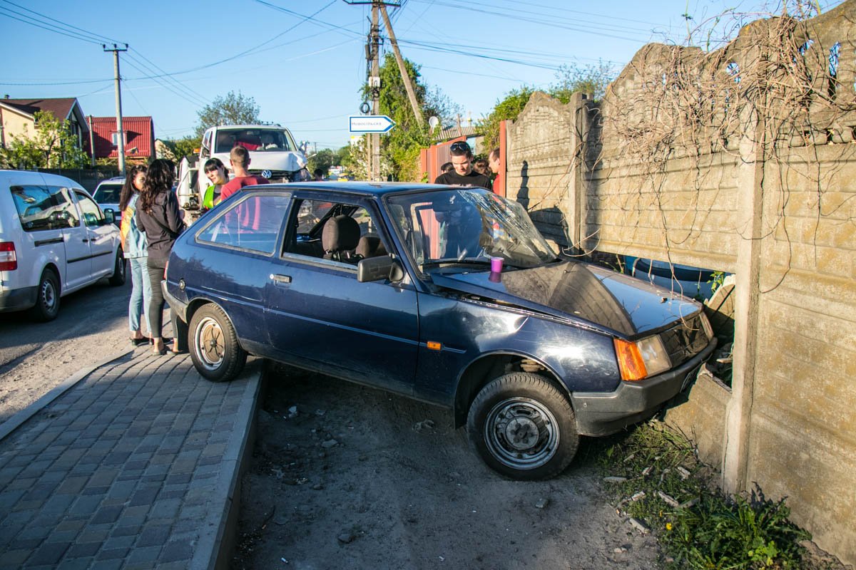 В селе Крюковщина Киевской области столкнулись микроавтобус Volkswagen и Таврия В селе Крюковщина Киевской области столкнулись микроавтобус Volkswagen и Таврия