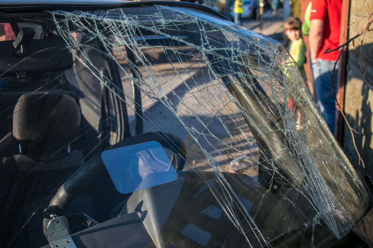 У Таврии полностью треснуло лобовое стекло У Таврии полностью треснуло лобовое стекло