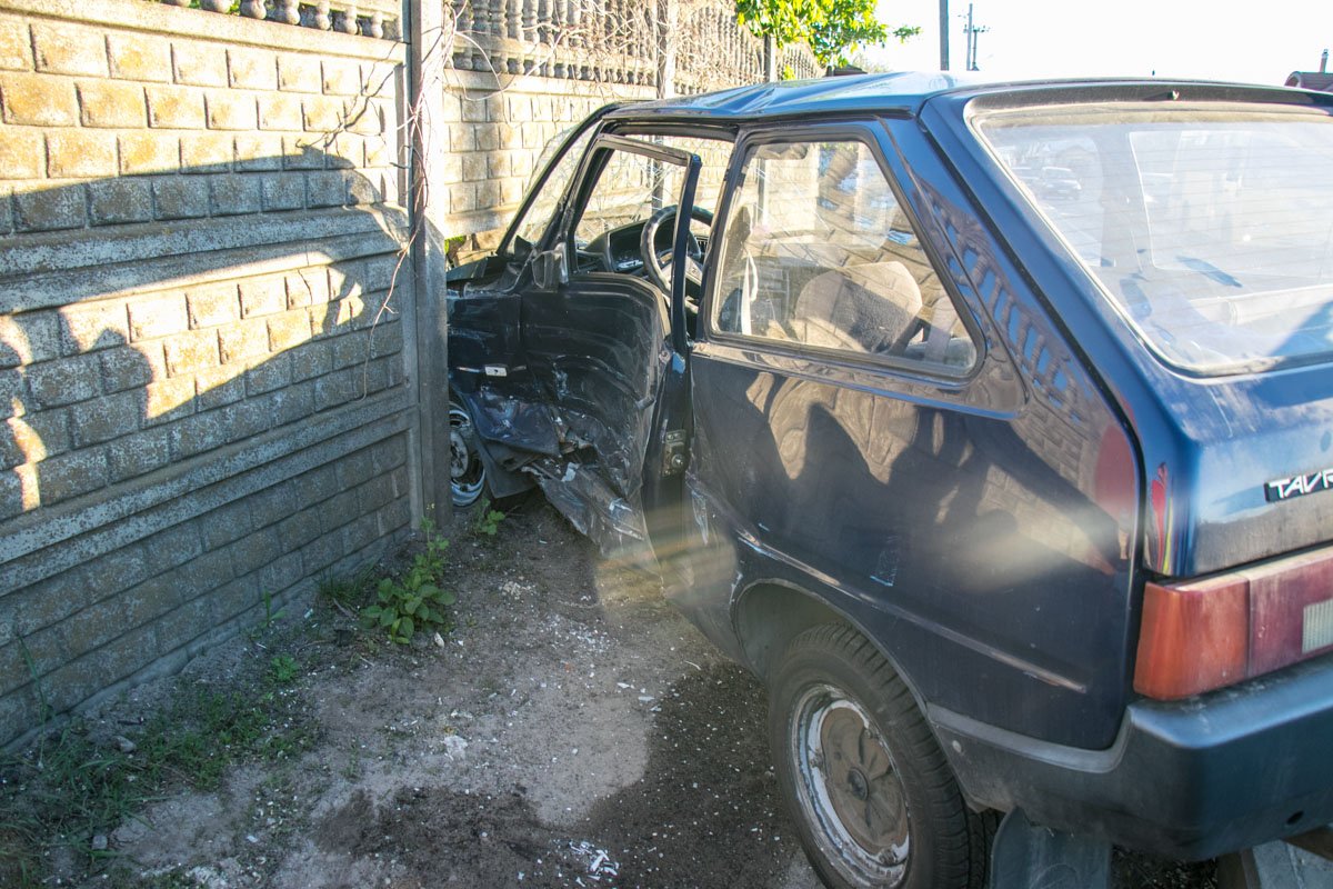 Бус отправил ЗАЗ в забор жилого дома Бус отправил ЗАЗ в забор жилого дома