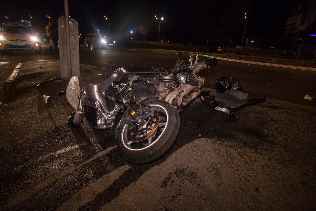 Автомобиль ВАЗ подрезал мотоциклиста и тот влетел в столб