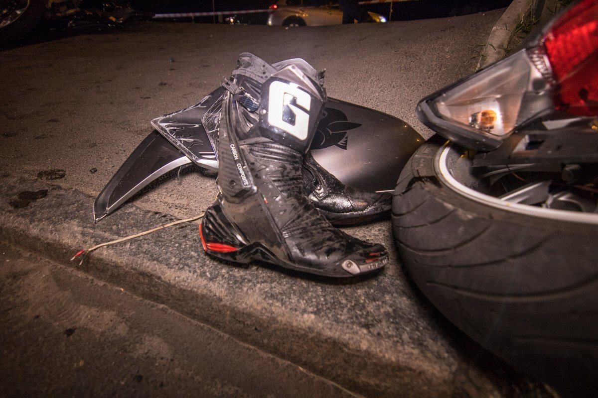 От удара в столб мотоцикл Honda разлетелся